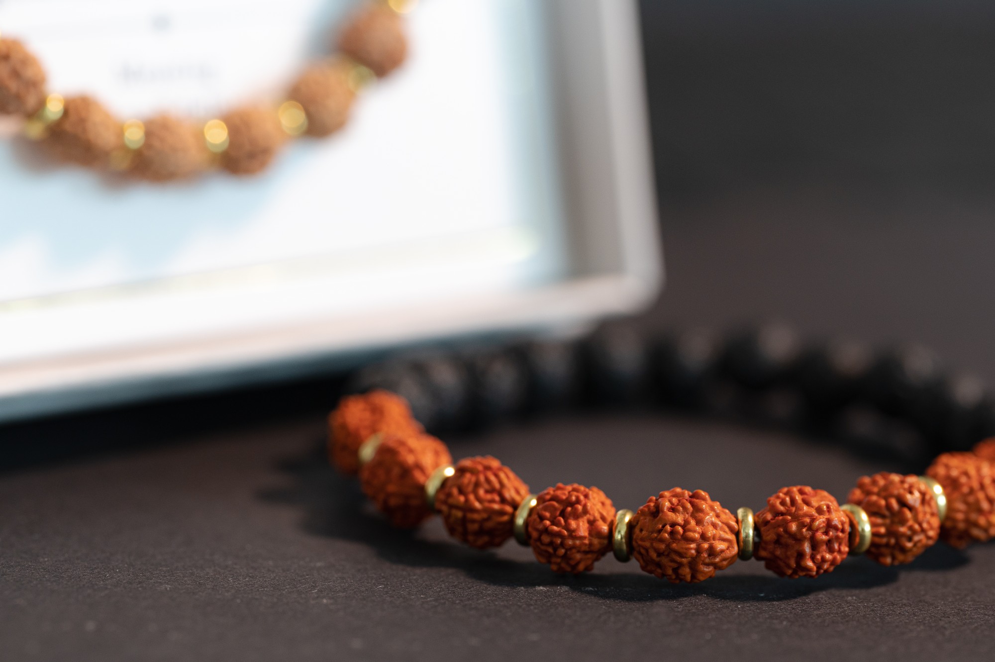 Armband 'Rudraksha & Lavastein', mit Messingelementen in Geschenkbox günstig bestellen