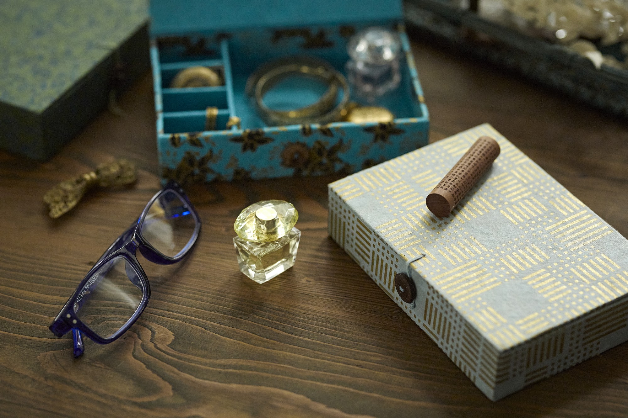 Geschenkbox aus Loktapapier, blau-gold, B 16 cm, L 11 cm, H 4 cm von fischer's lagerhaus