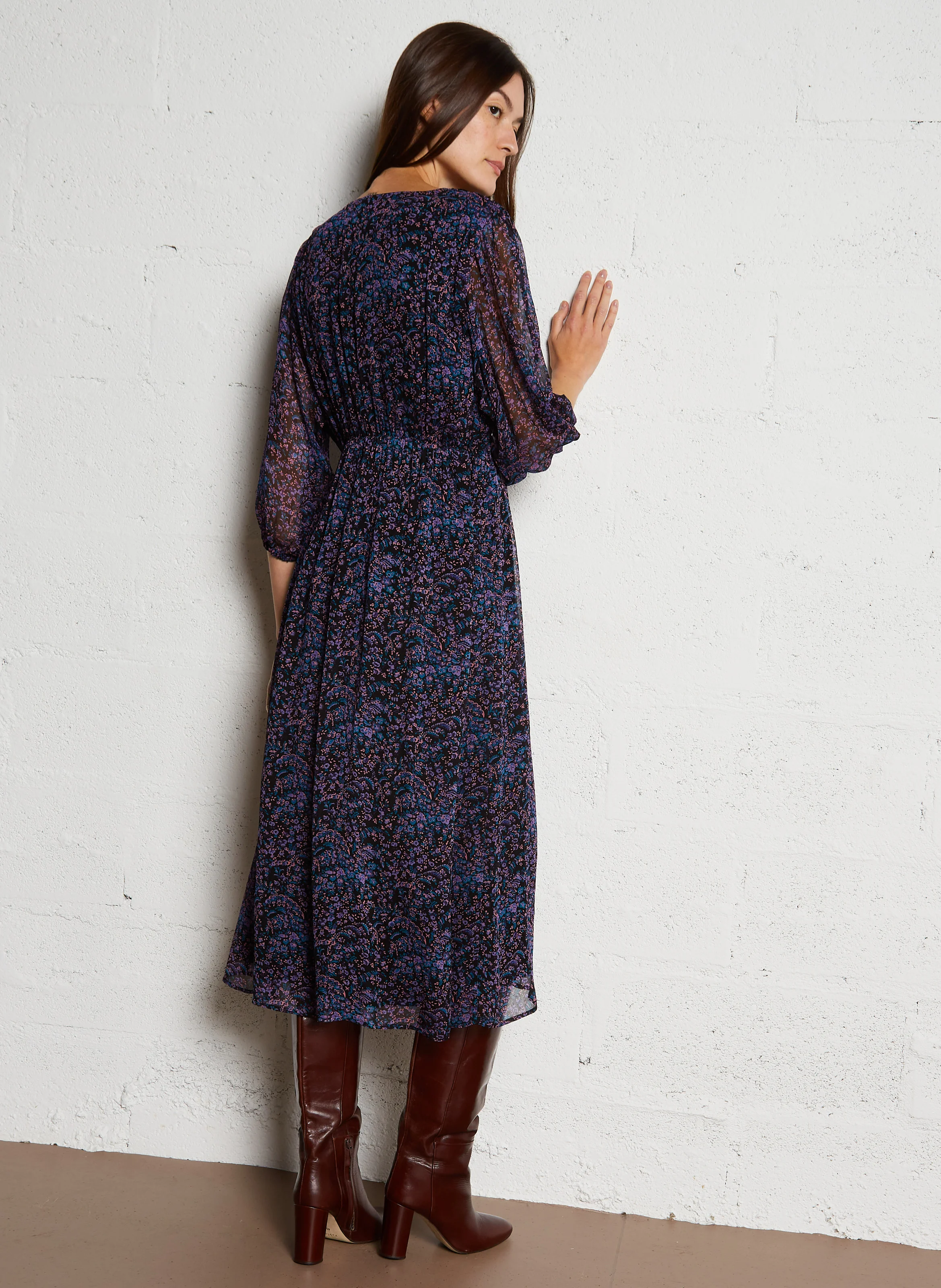 MAENA - Robe longue cintrée à col V | Violet