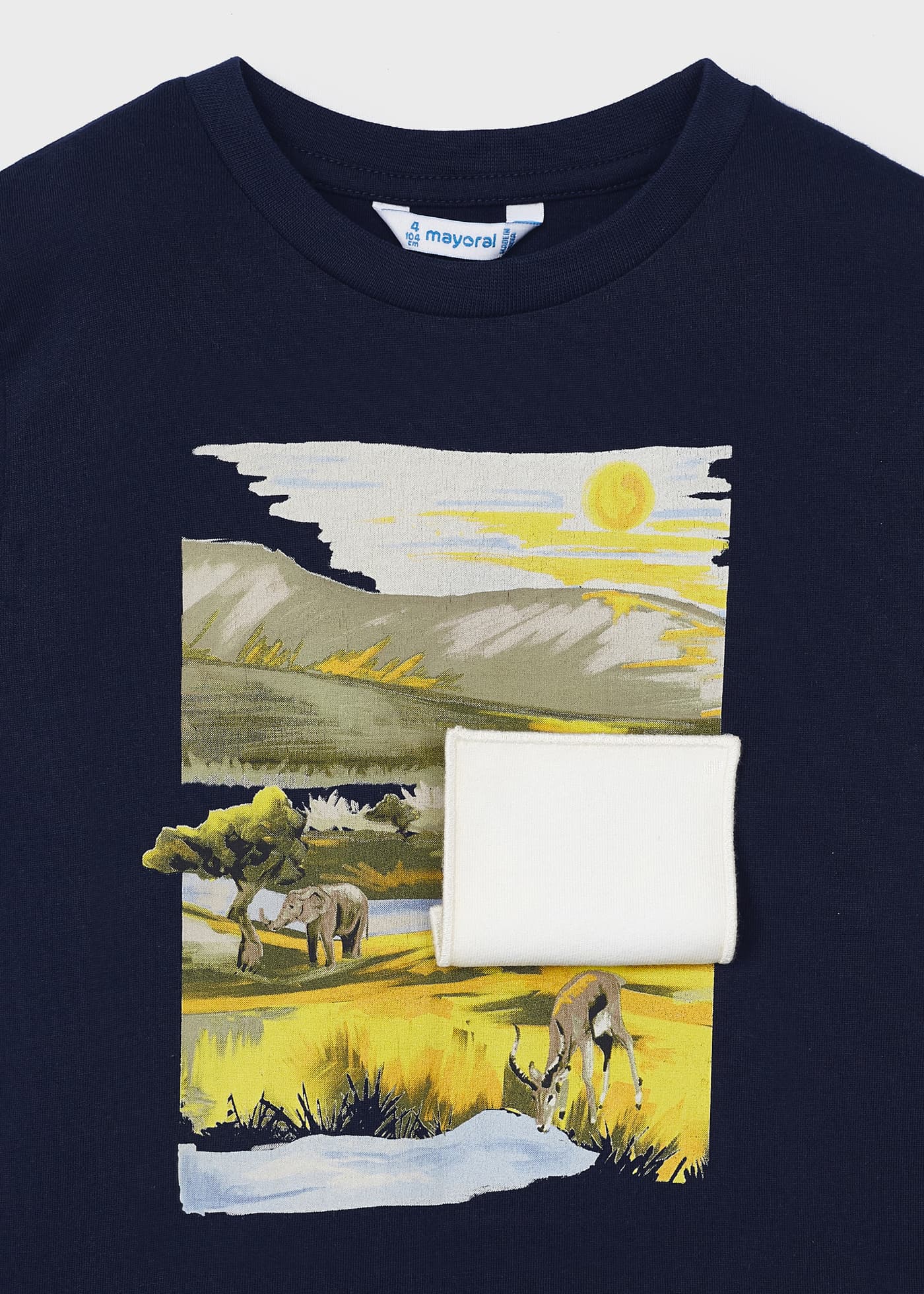 Camiseta infantil com estampa interativa, feita de algodão sustentável.