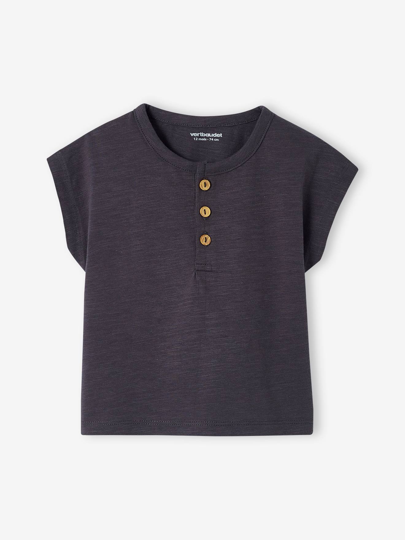 Roupa de bebê: camiseta listrada bege e jardineira.