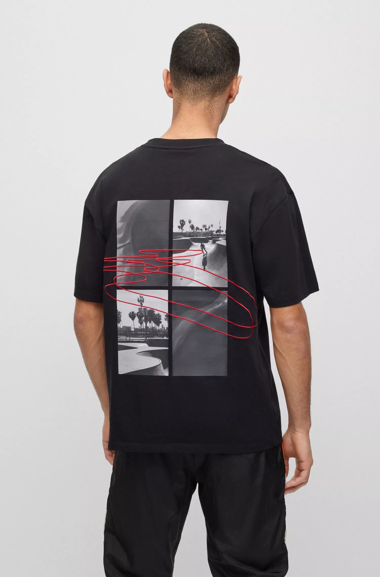 Camiseta HUGO vermelha, modelagem oversized, em algodão orgânico com estampa do logo.