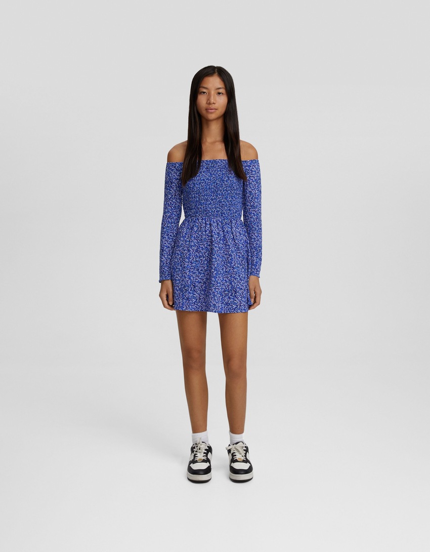 Vestido curto de manga comprida com estampa floral e decote ombro a ombro