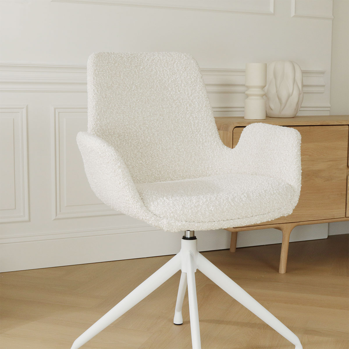 Eetkamerstoel Nola-Eef bouclé beige - wit onderstel