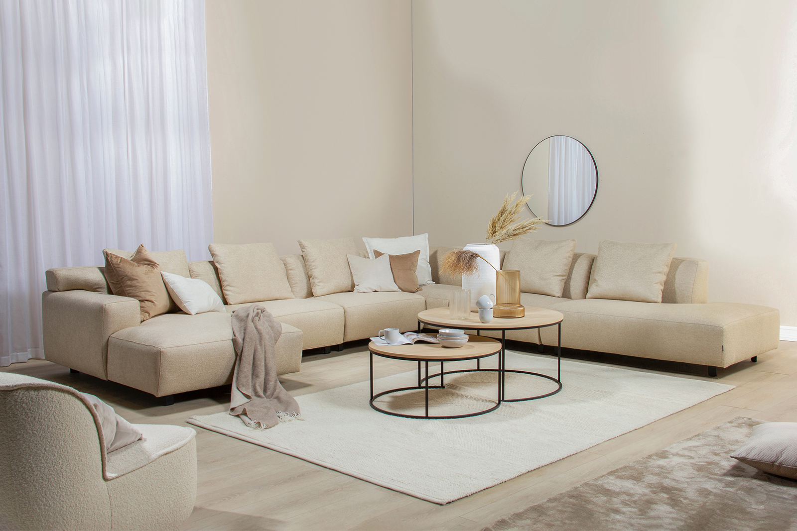 Vesta U-hjørnesofa Sjeselong venstre med 3-seter og XL-hjørne med åpen ende høyre. I tekstil Dolce sand med Memory-foam sete, sorte metallben og standard søm. Dusk sofaryggputer medfølger.