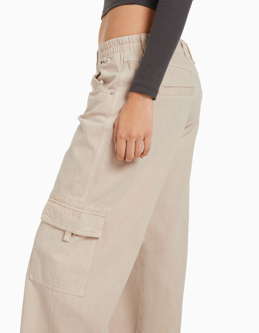 Calça cargo de sarja de corte reto com cós elástico.