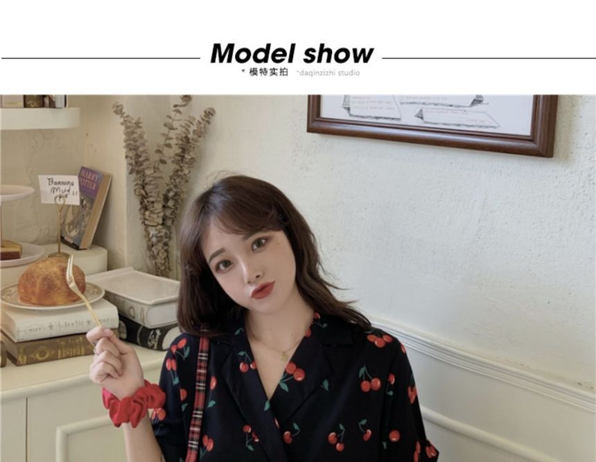 Mikiko - Blouse met korte mouwen en kersenprint