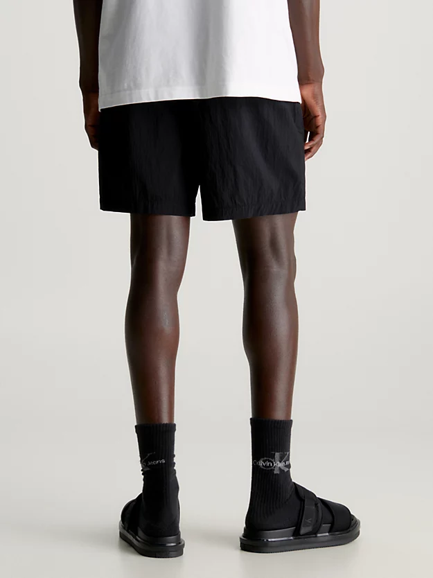 Calções de nylon com corte relaxado e detalhes em relevo.