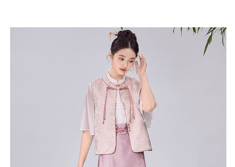 Tangier - Traditionele Chinese blouse met elleboogmouwen, opstaande kraag en doorschijnend paneel / Jacquard kikkervest met knopen / Maxi-rok met hoge taille en print