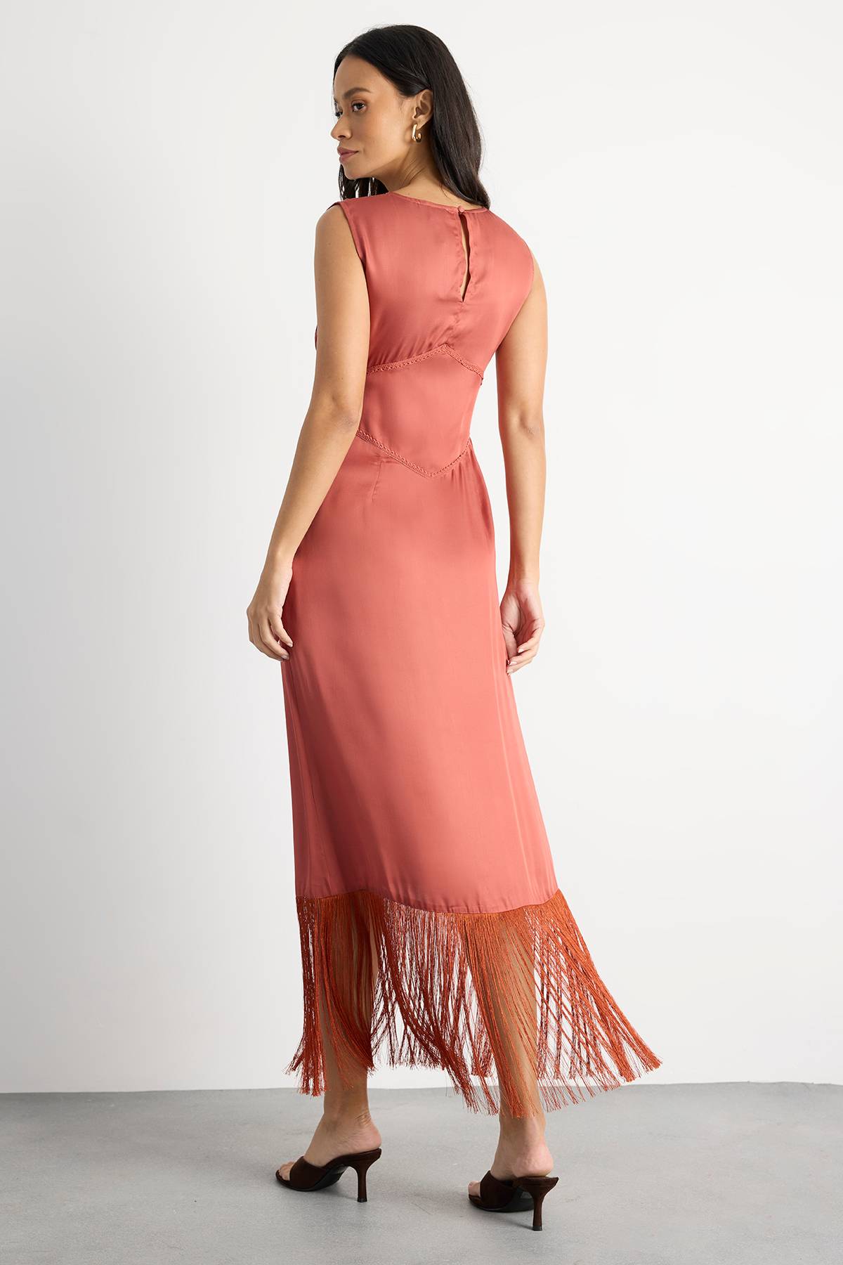 Warehouse Robe Midi Brodée Avec Détails De Plis Nervurés Et Franges
