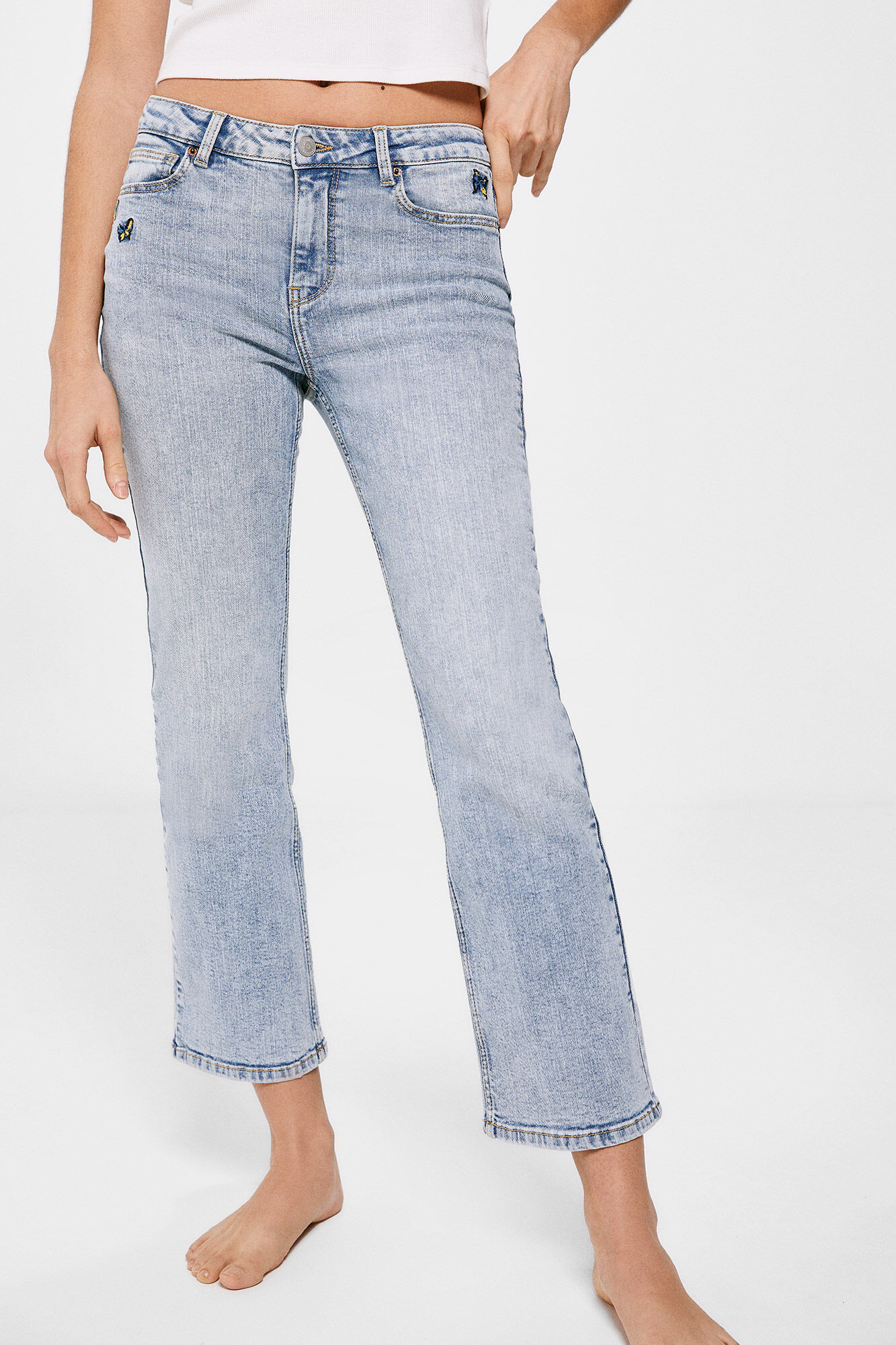 Calça jeans flare com estampa de borboletas, lavagem sustentável - azul médio