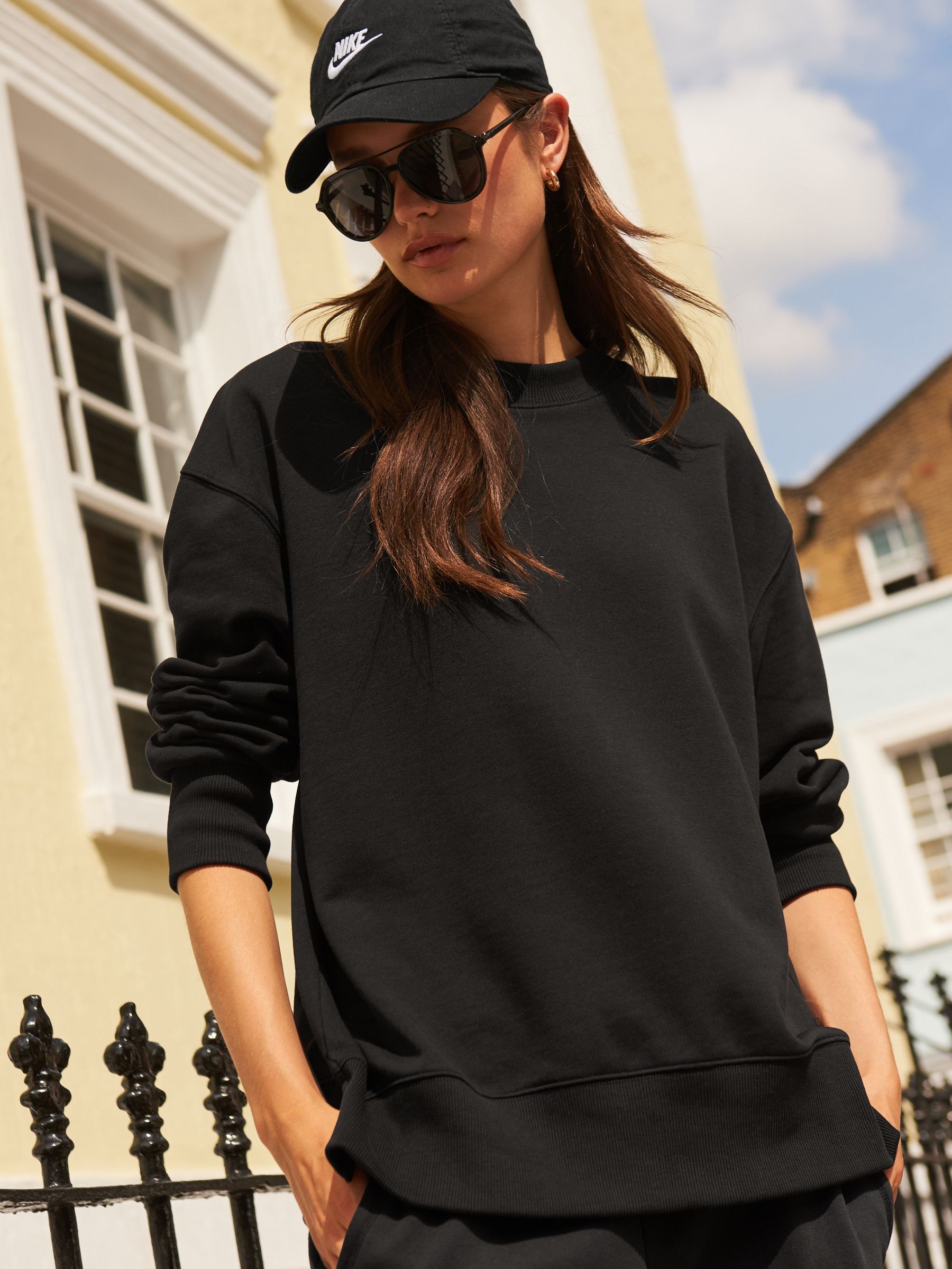 Zwart - Essentials sweatshirt met relaxte pasvorm, lange snit en zakken