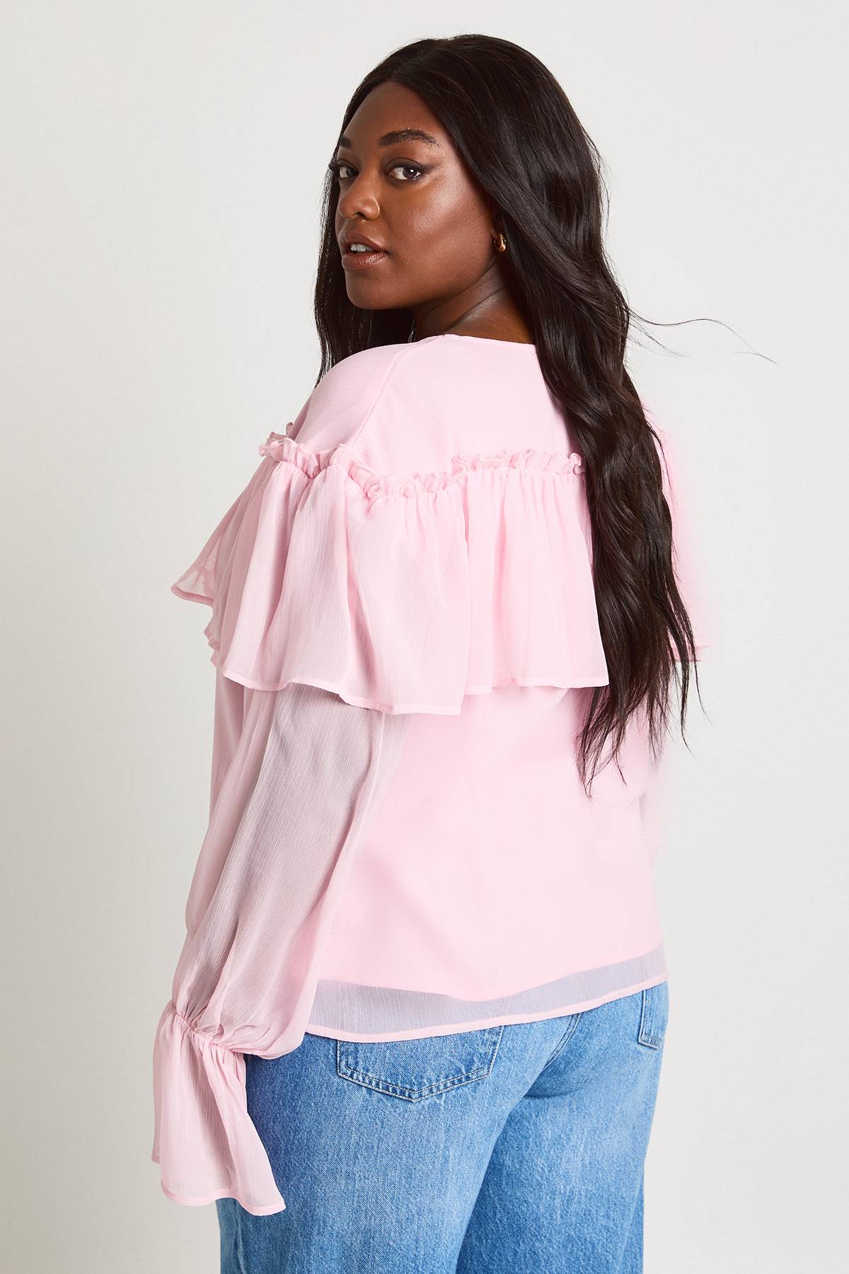 boohoo Blouse En Mousseline À Volants Devant Grande Taille