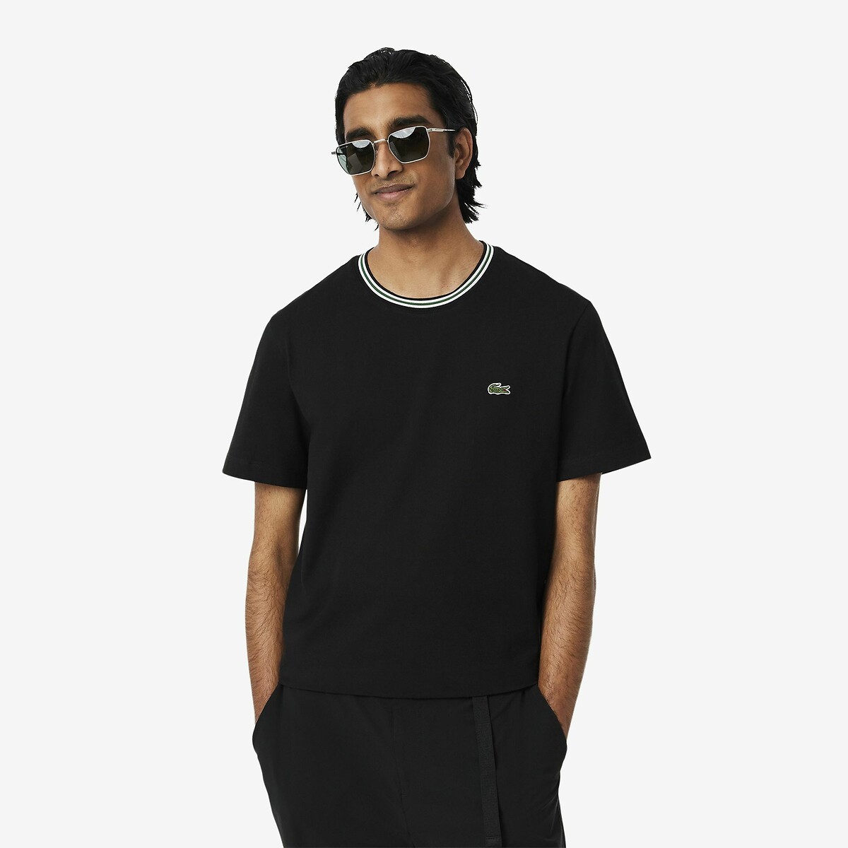 Camiseta LACOSTE com listras na gola. Modelagem regular.