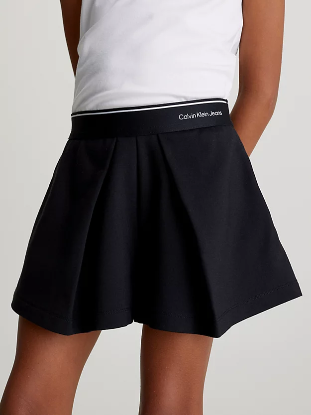 Saia-calça do Milano com fita com o logotipo.