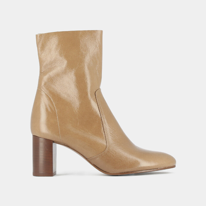 Boots à talons et bouts ronds avec coutures apparentes  cuir brillant cannelle