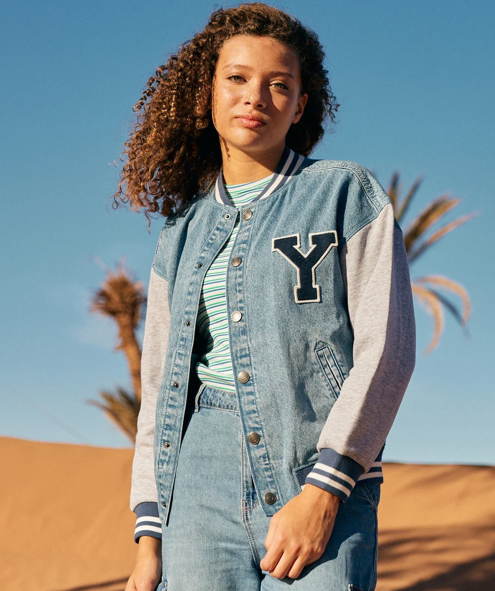 VESTE TYPE BOMBERS GARÇON EN DENIM LOW IMPACT ET PATCH BRODÉ