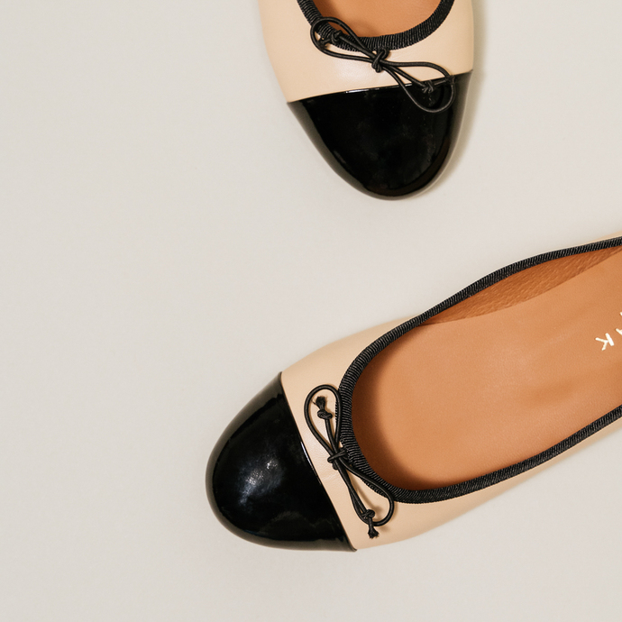 Ballerines à bouts ronds et nœuds  en vernis cuir noir et beige