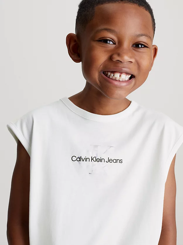 Camiseta regata infantil com logotipo metálico