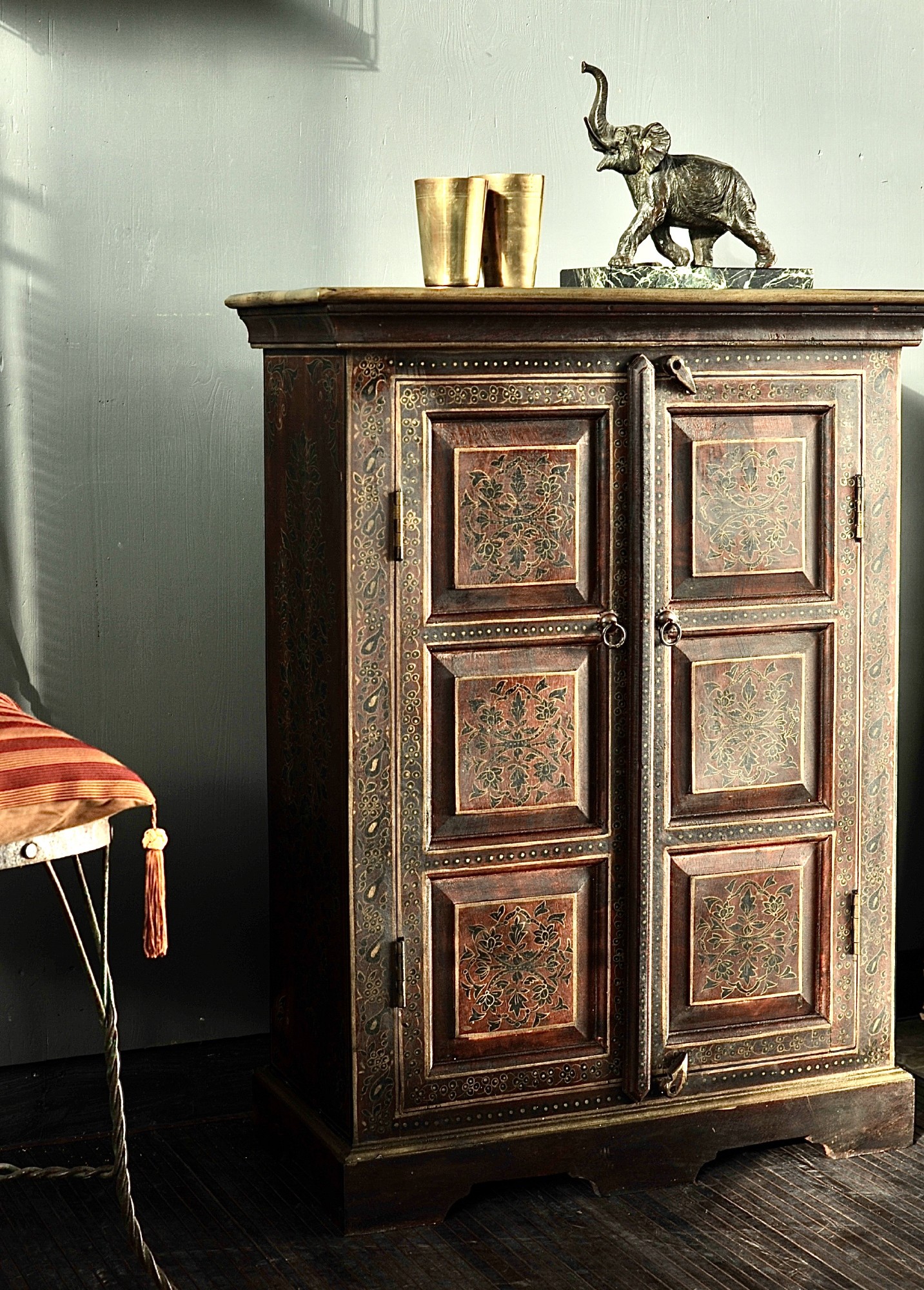 Schrank 'Hardeol', handbemalt, H 93 cm, B 72 cm, T 30 cm von fischer's lagerhaus