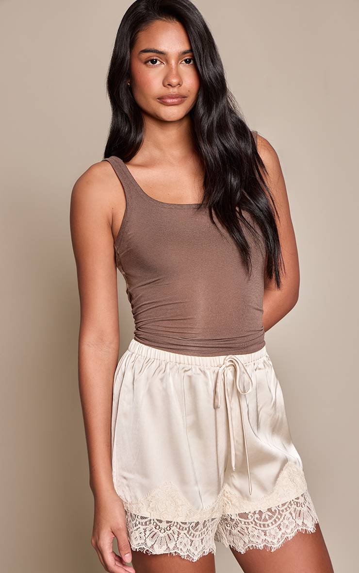 Crème Short En Satin À Cordon Avec Bordure En Dentelle
