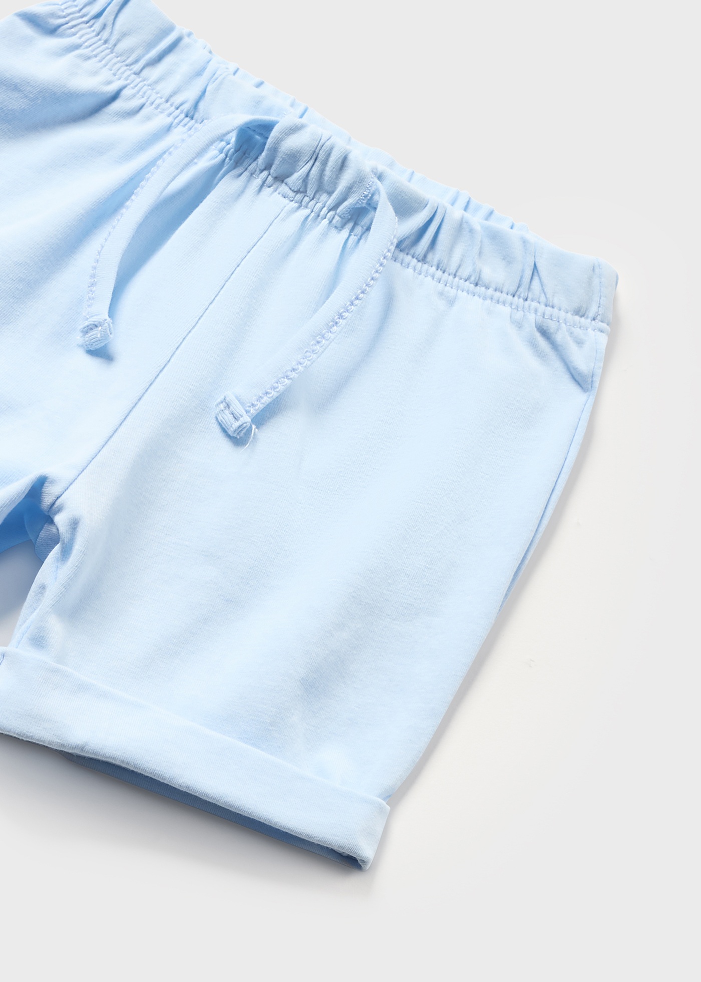 Conjunto de 4 peças em algodão sustentável para recém-nascidos.