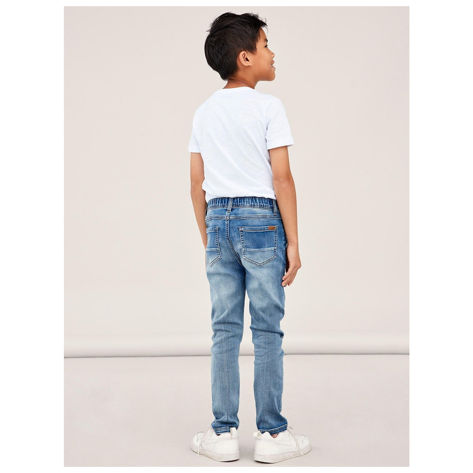 name it NKMROBIN DNMTHAYER SWE JOGGER
