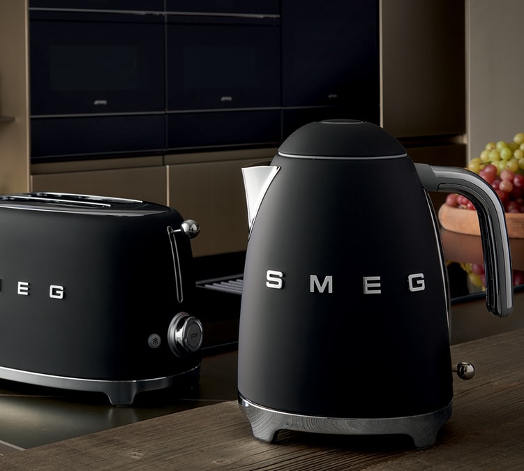 Bouilloire SMEG KLF03BLMEU Noir mat - 1.7L  + Offre Cadeau