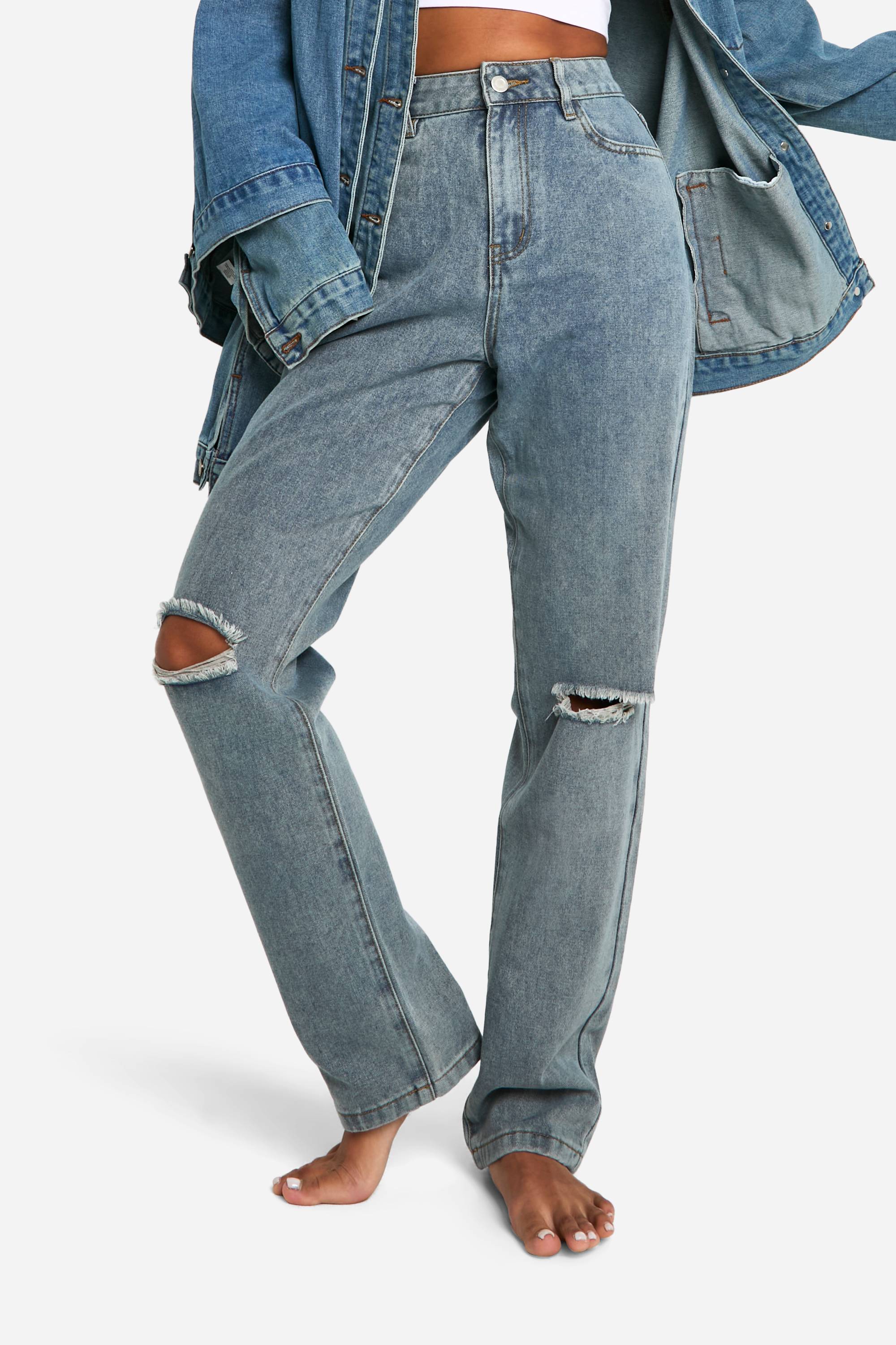boohoo Boohoo Basics Jean taille haute droit déchiré au niveau des genoux en bleu délavé