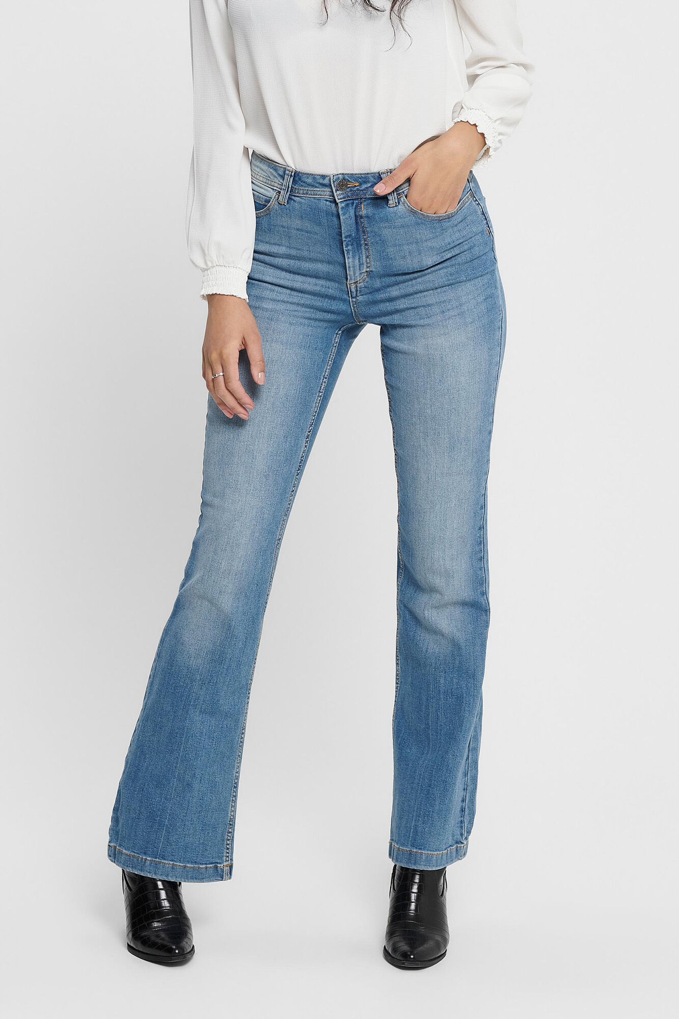 calças jeans de cintura alta e boca de sino