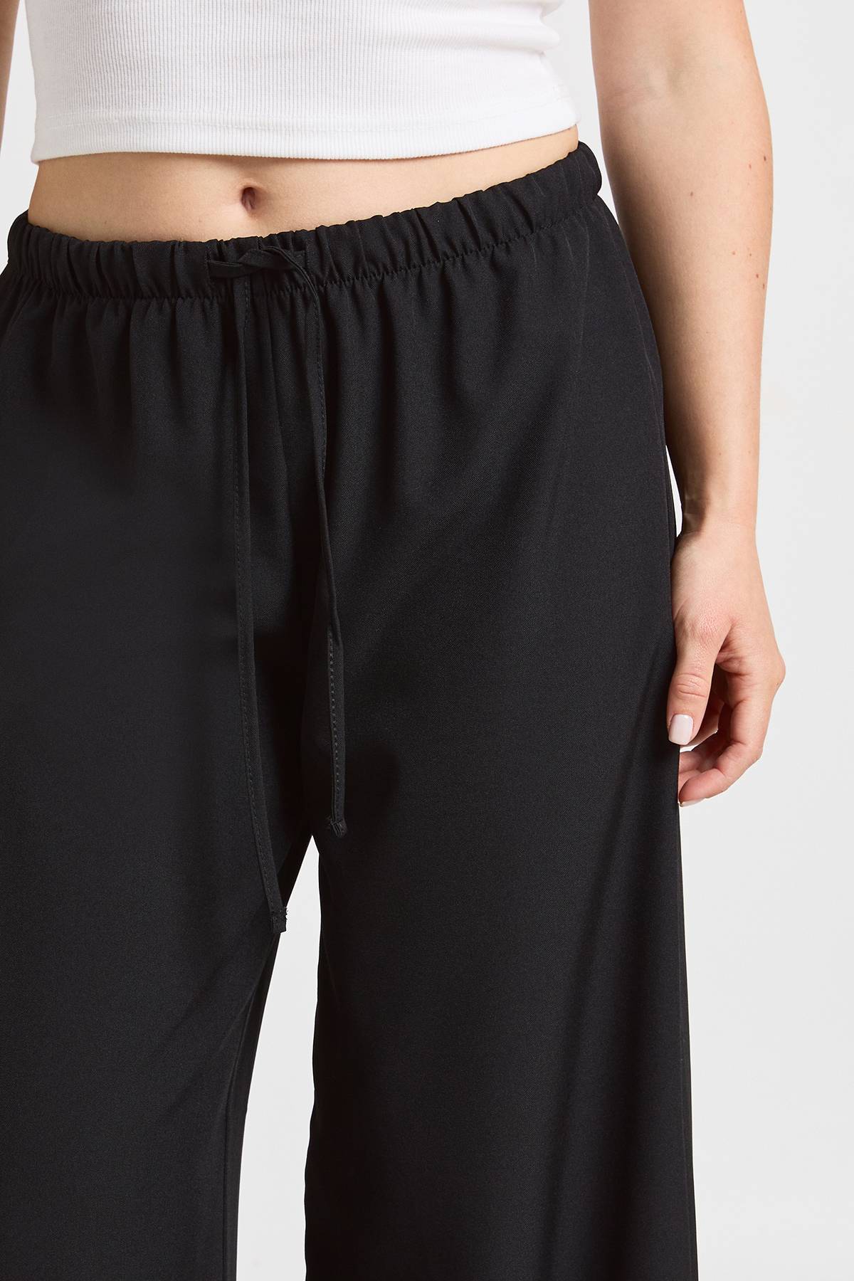 boohoo Pantalon Petite À Jambes Larges En Tissu Tissé Avec Taille Élastiquée Et Cordon De Serrage
