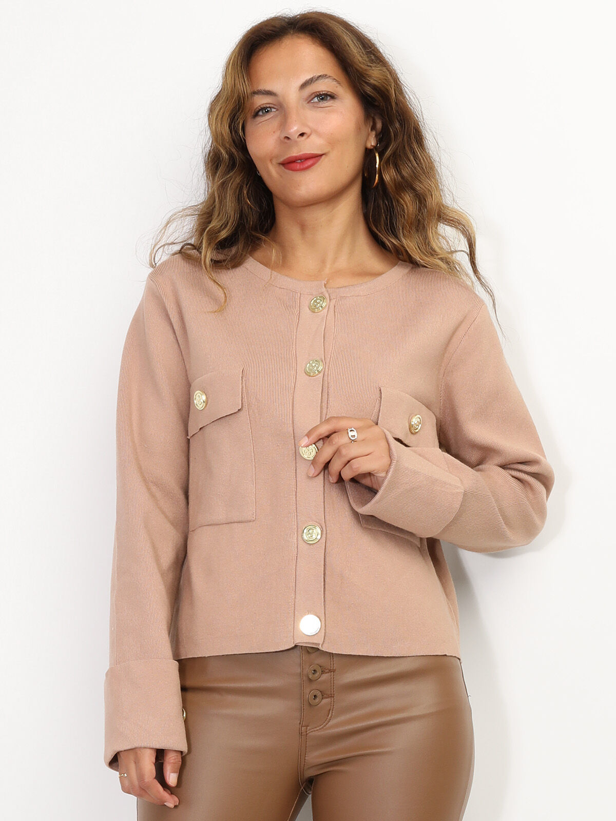 Cardigan avec poches à rabat et boutons dorés- Camel