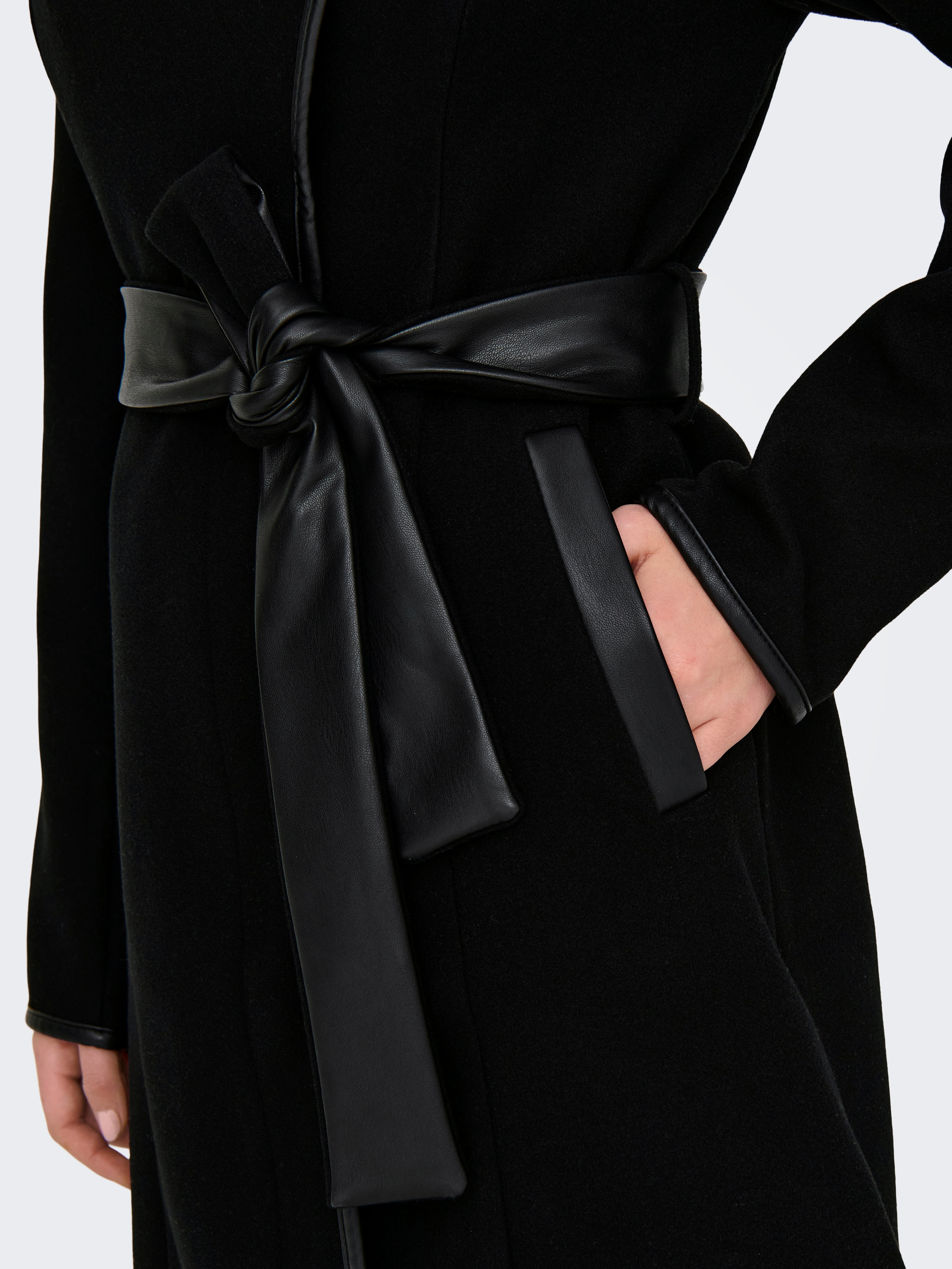 ONLUMA Mantel Black