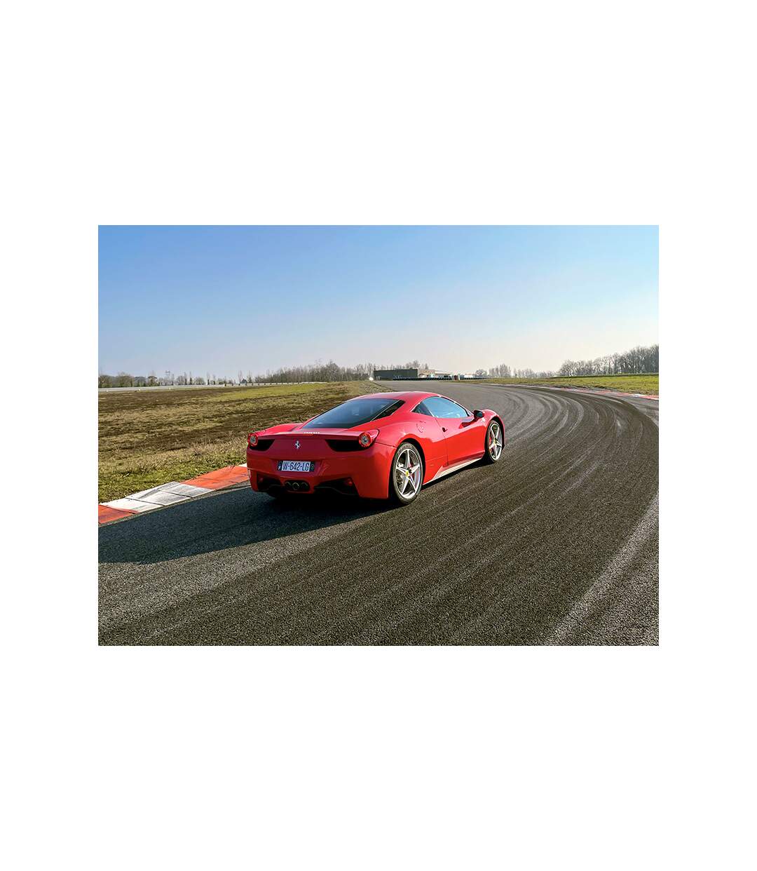 Pilotage 3 tours au volant d'une Ferrari 458 Italia sur le circuit Château Gaillard - SMARTBOX - Coffret Cadeau Sport & Aventure