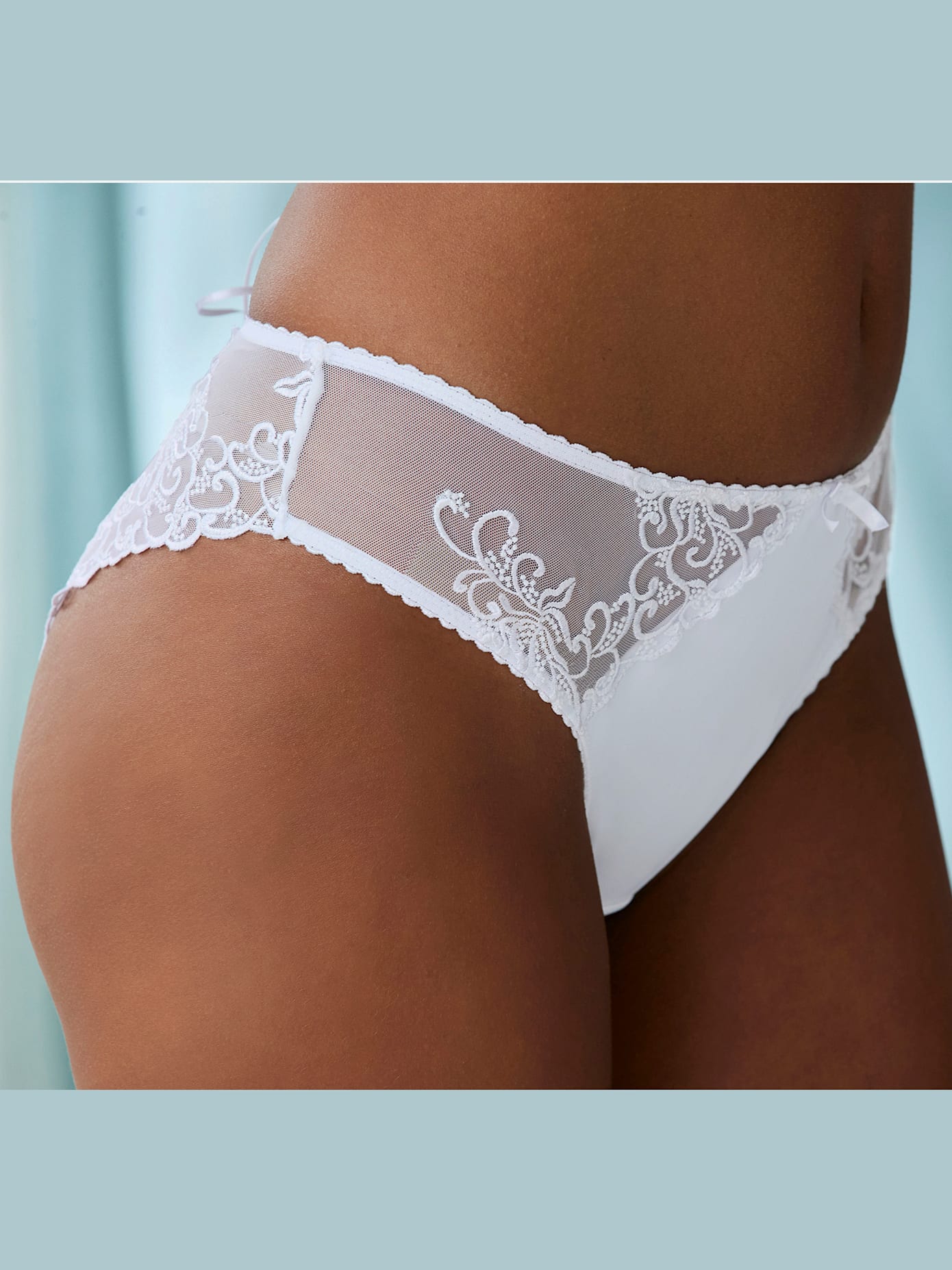 Tanga romantique aux détails fleuris