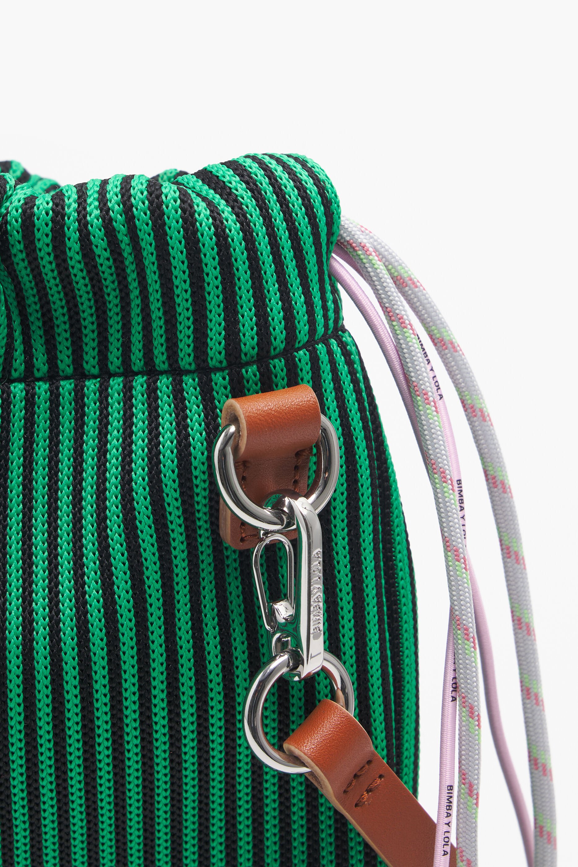 Saco pequeno verde com cordão