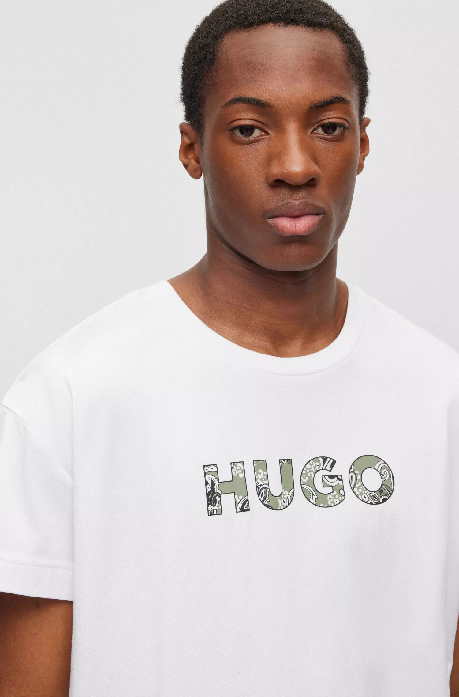 Camiseta de pijama HUGO vermelha, modelagem relaxada, com logo estampado em paisley.