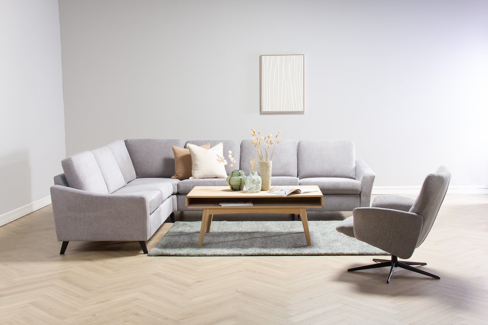 Lona sofa 23 hjørnesofa (129H). Med motorisert fotstøtte på ytterste høyre sete. Tekstil Brego 3595 grey, 70cm brede seter, arm 1 og 2M9K2 sorte ben. SA rygg skum.