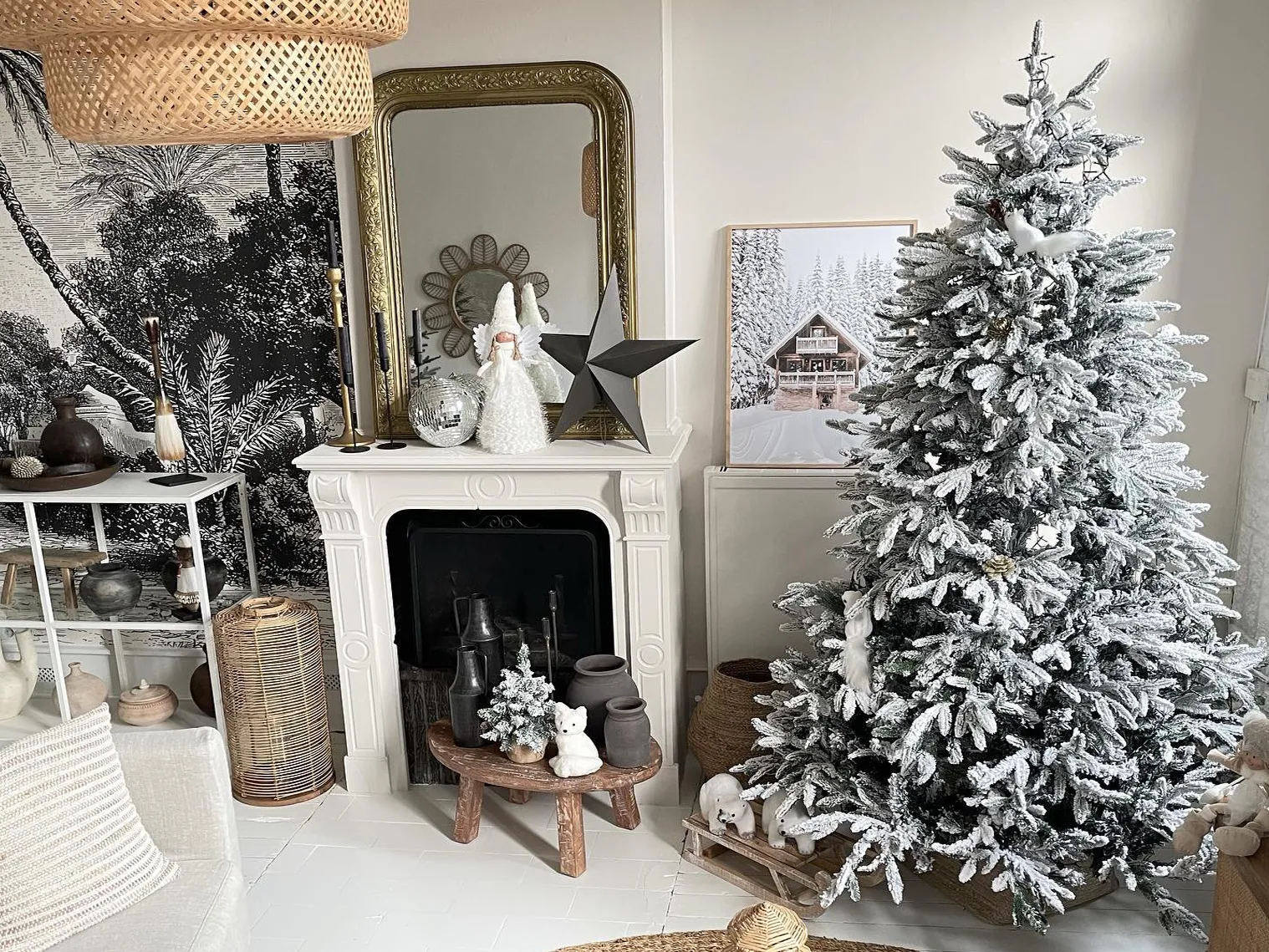 Besneeuwde kunstkerstboom BASSIE 210 cm Wit