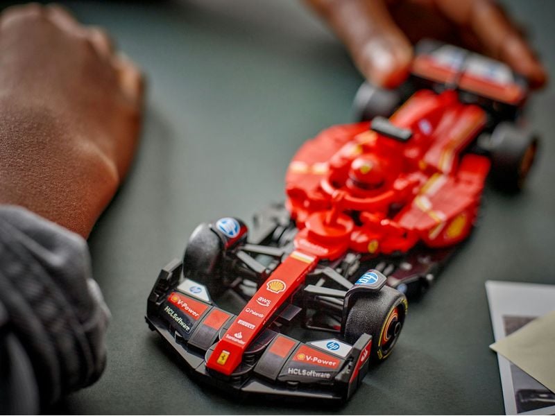 LEGO® Speed Champions Ferrari SF-24 F1 Rennauto 77242 Spielset mit einem Modell des Ferrari SF-24 F1 Rennautos