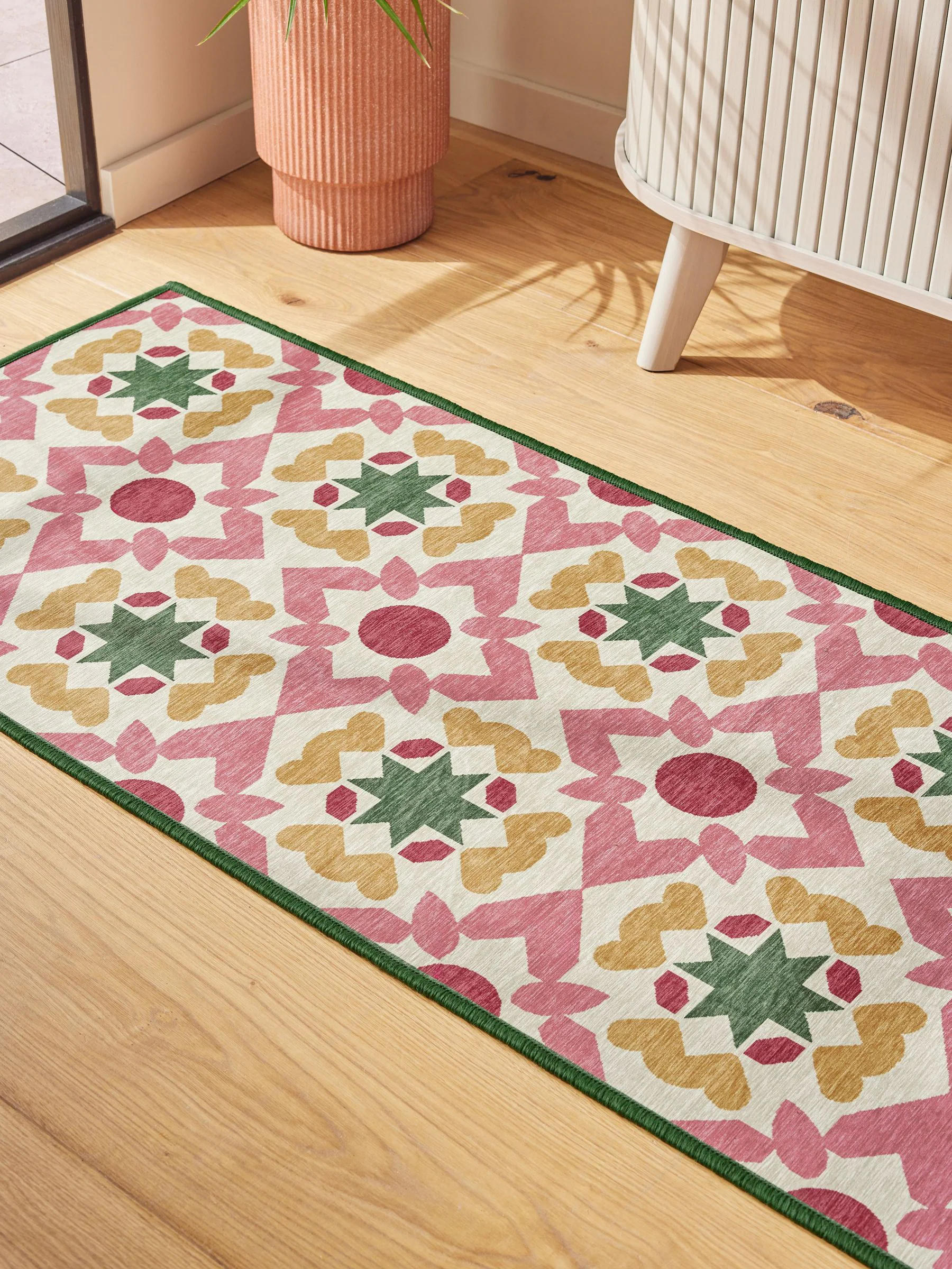 Wasbare loper met geometrische tegelprint