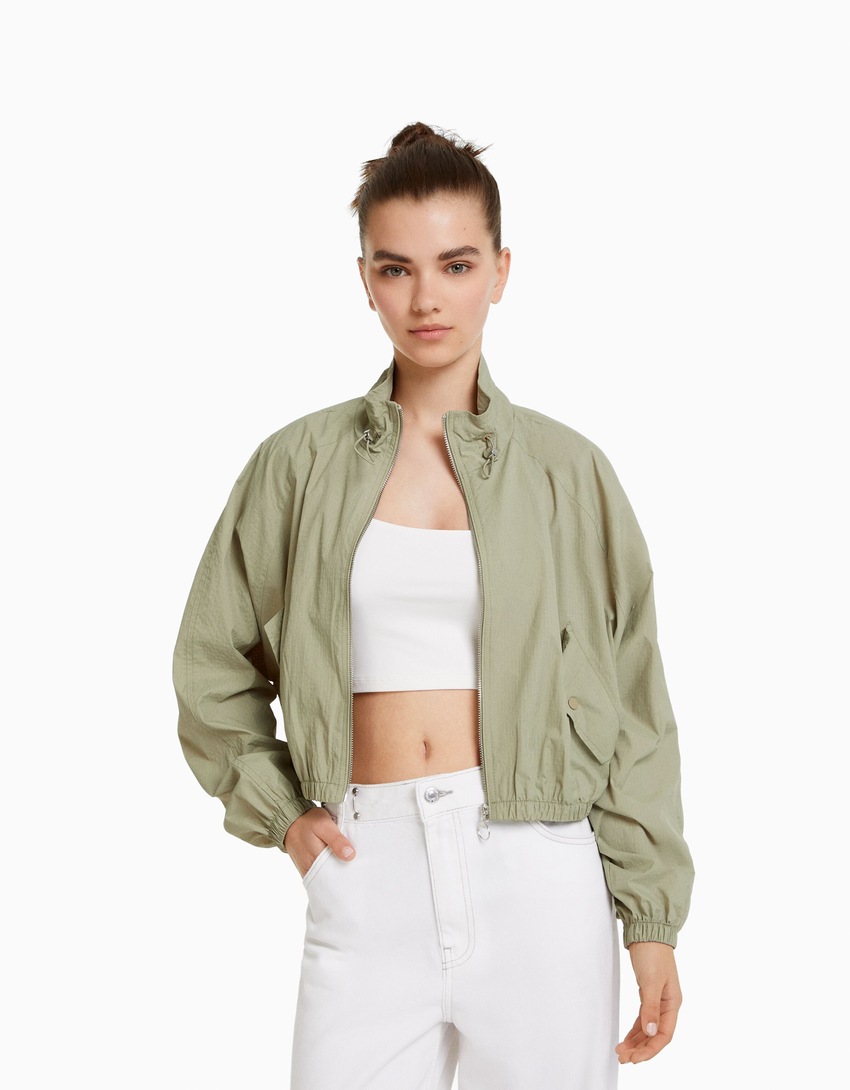 Jaqueta cropped texturizada em nylon ripstop