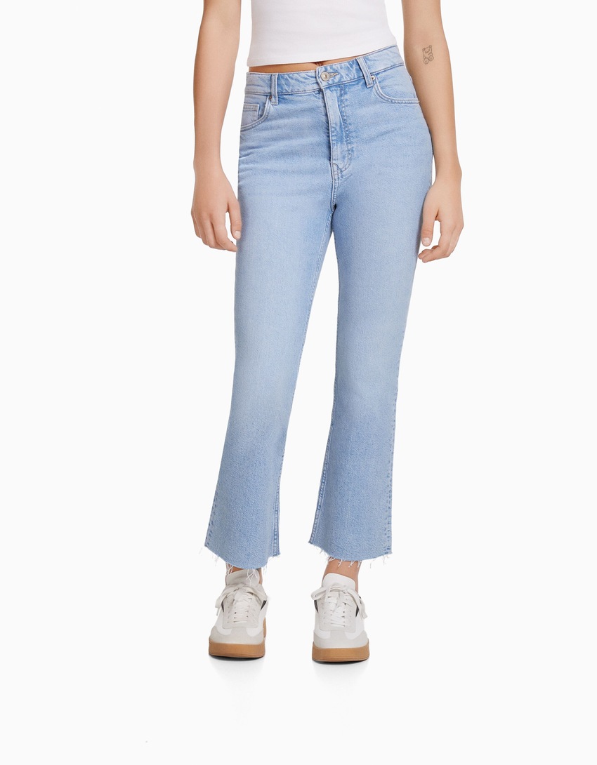 Calça jeans cropped boca de sino