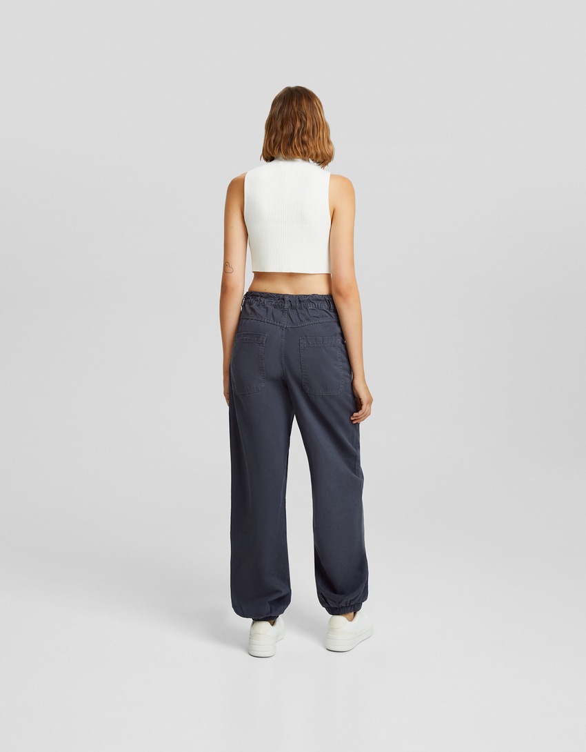Calça jogger de algodão com cordão.