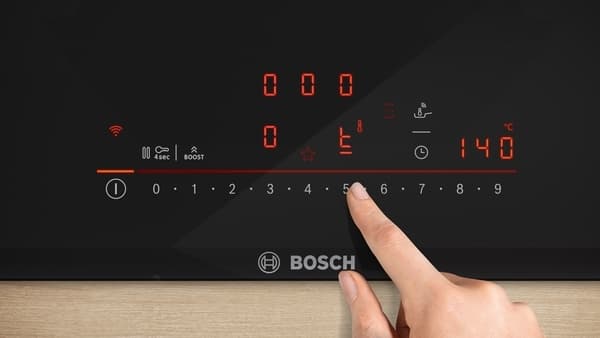 Bosch Kogeplade med integreret emhætte PVQ890H26E