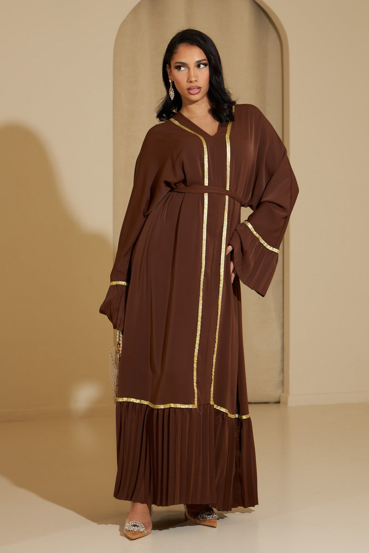 Abaya marron fluide à dorures et plissées