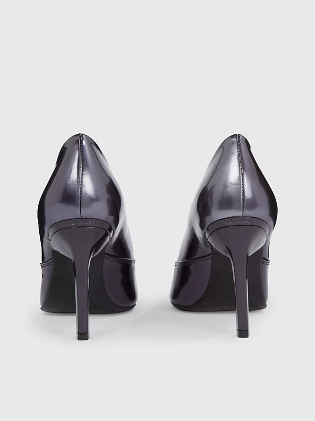 Sapatos de couro com salto agulha