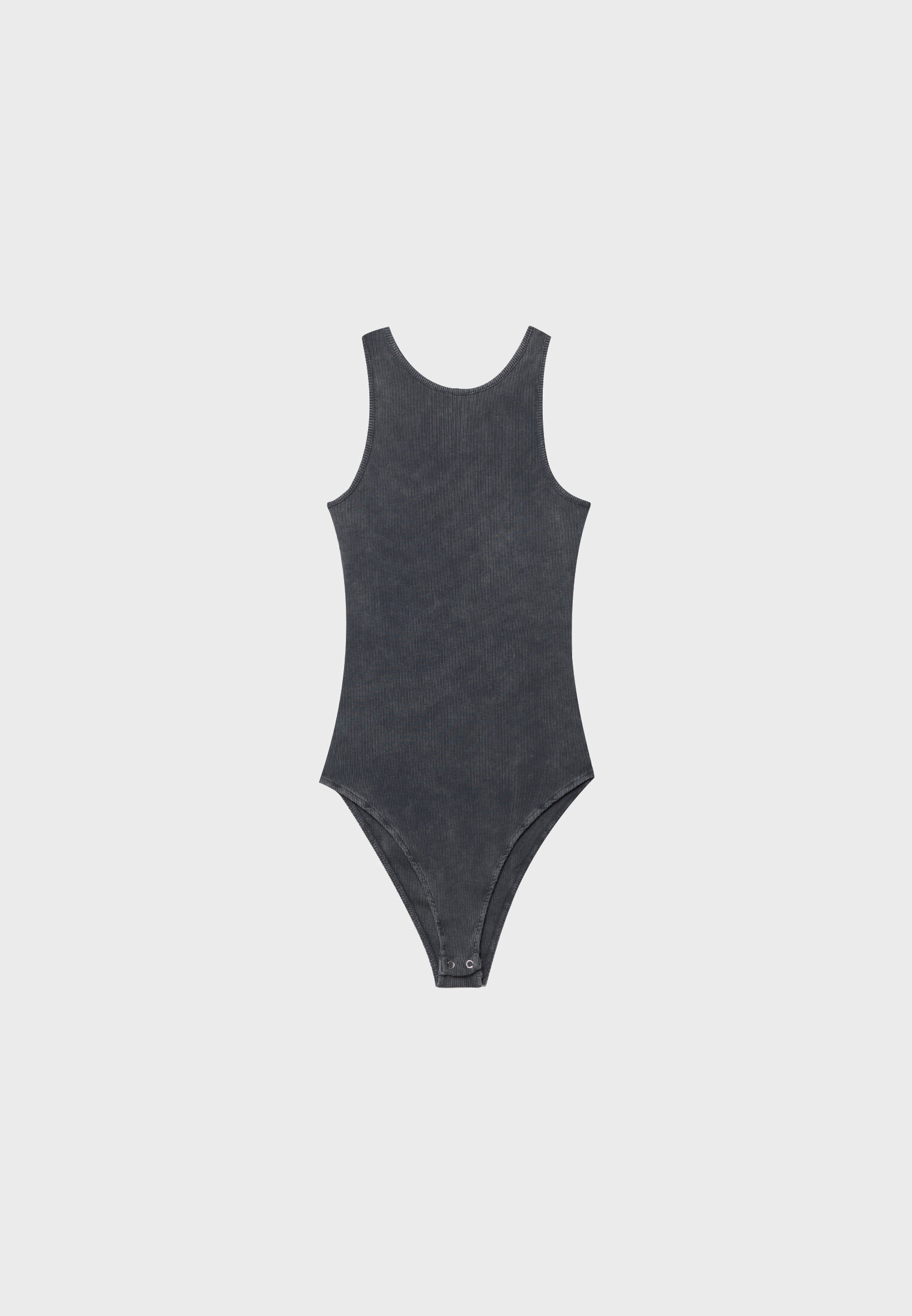 Body com decote halter e efeito desbotado nas costas.