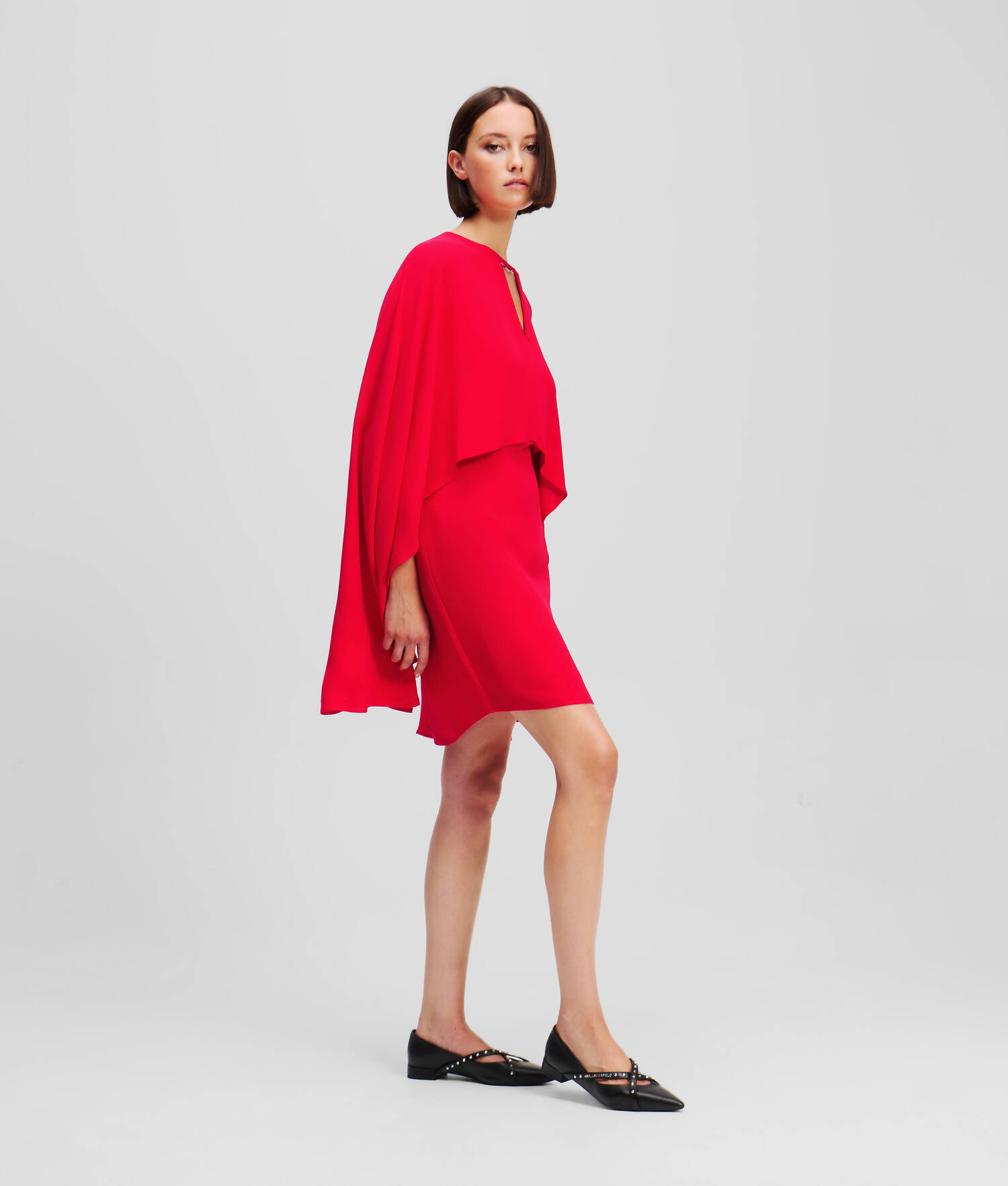 ROBE CAPE COURTE - Rouge Course