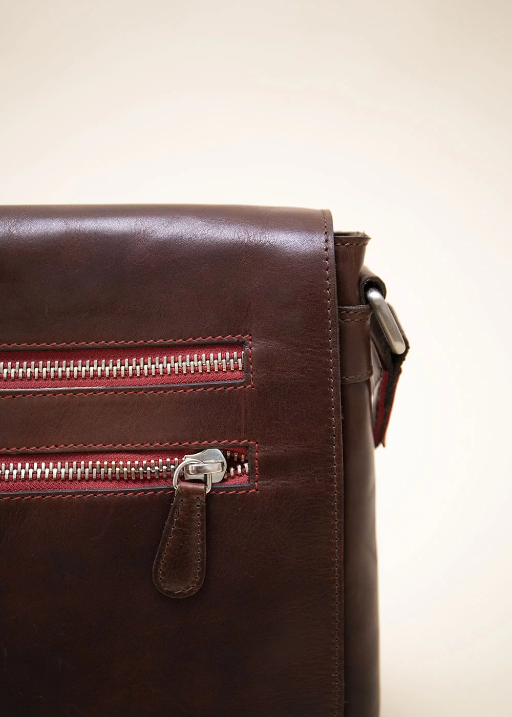 FACTEUR WILSON ZIP ROUGE CUIR MARRON